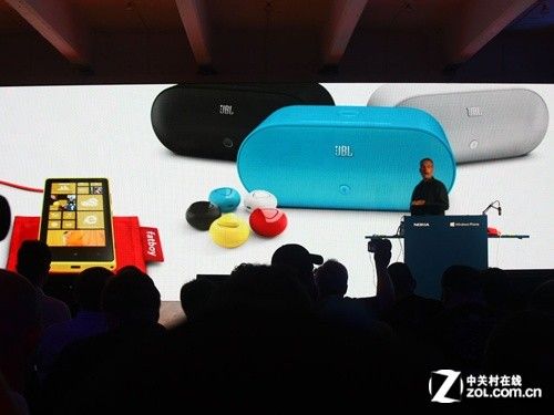 诺基亚Lumia 820与JBL PowerUp无线充电音箱