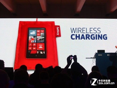 诺基亚Lumia 820/920无线充电演示